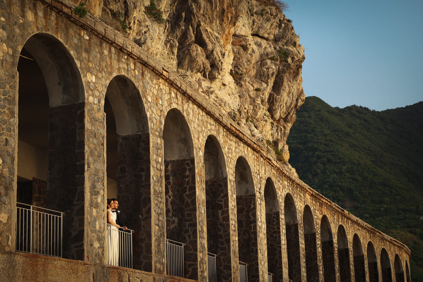 Sposi sotto un viadotto ad arcate in pietra