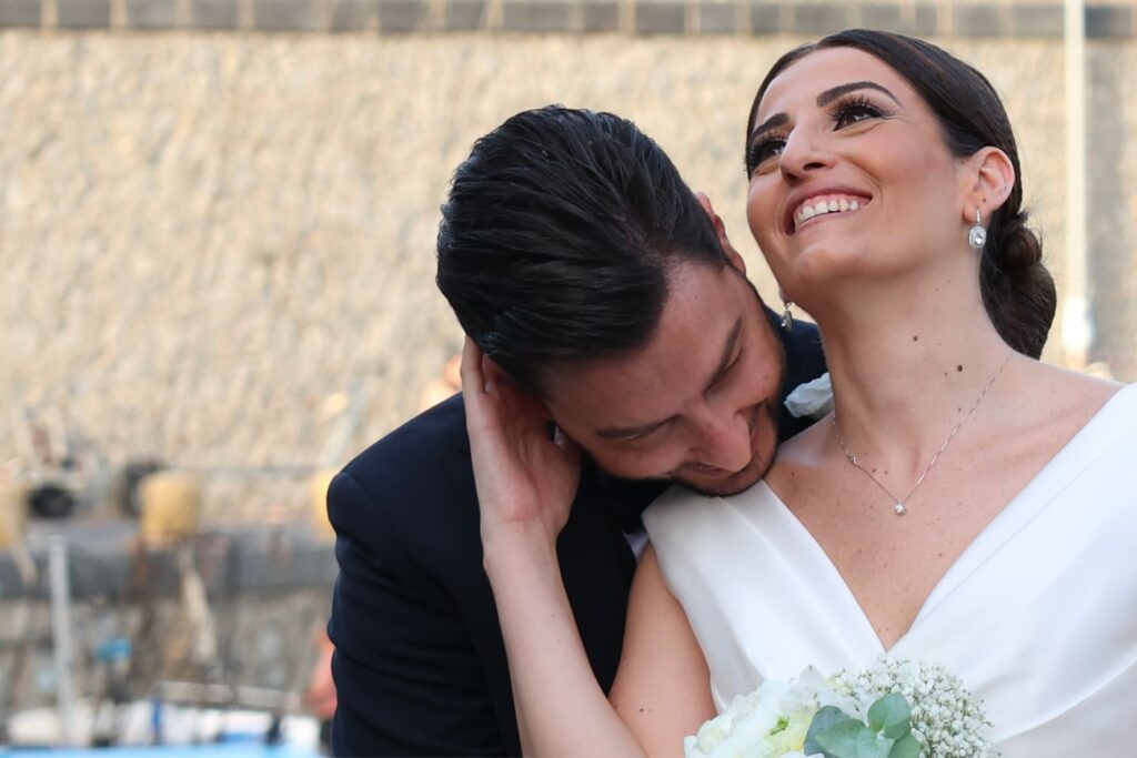 Laura e Aurelio, sposi, momento di tenerezza durante il matrimonio