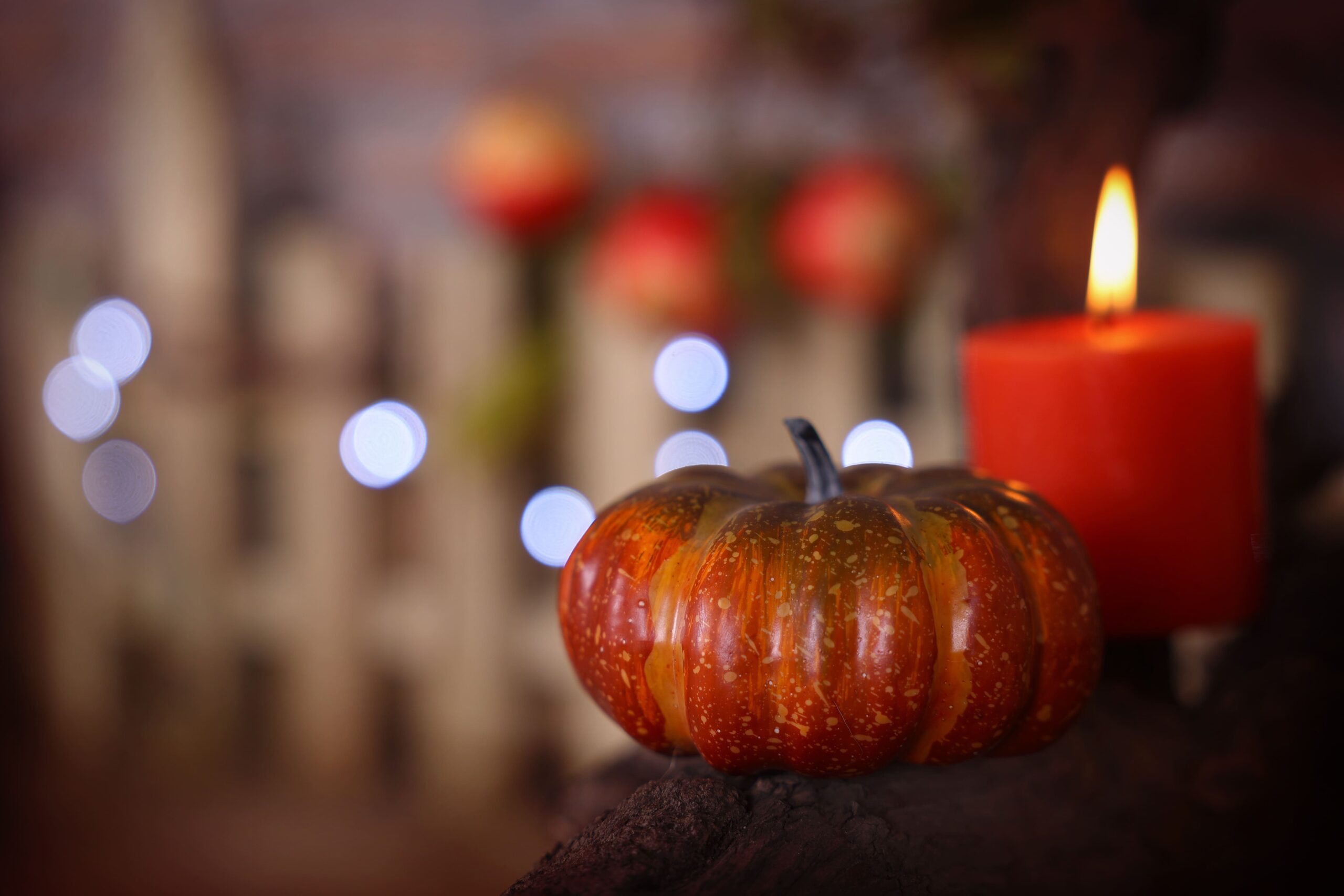 Zucca decorativa su sfondo autunnale con luci sfocate, progetto Halloween