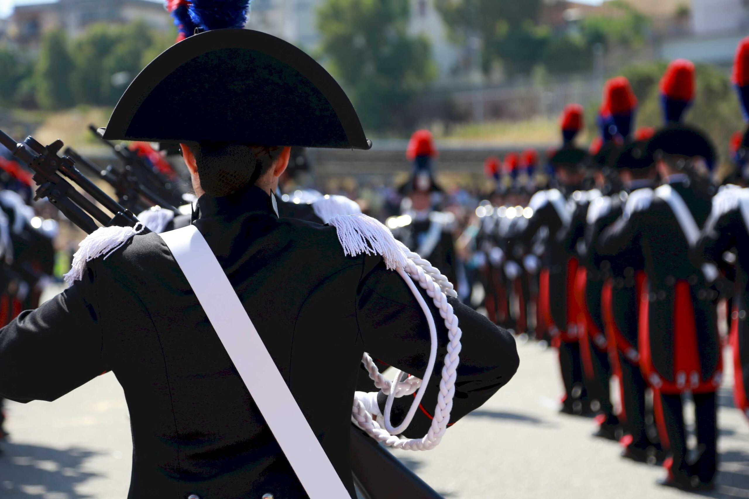 Carabiniere in alta uniforme durante una cerimonia, Scuola Allievi Carabinieri