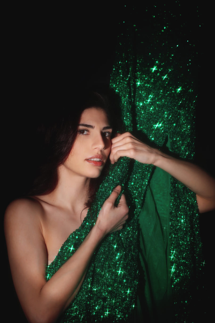 Ritratto editoriale con abito verde a paillettes, progetto Anni '20/'30: La Rinascita