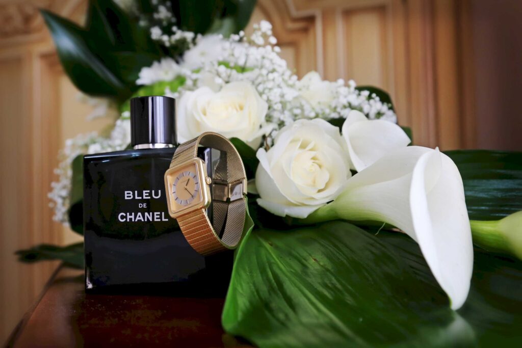 Bouquet di rose bianche con orologio e profumo, progetto Fragranze Fiori d'Arancio